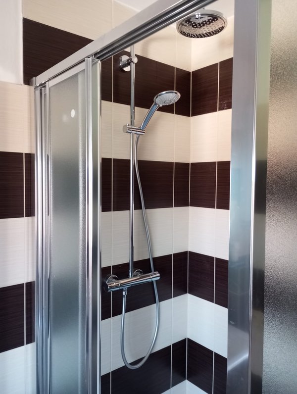 Sprchový kout s designovými obklady — realizace Praha