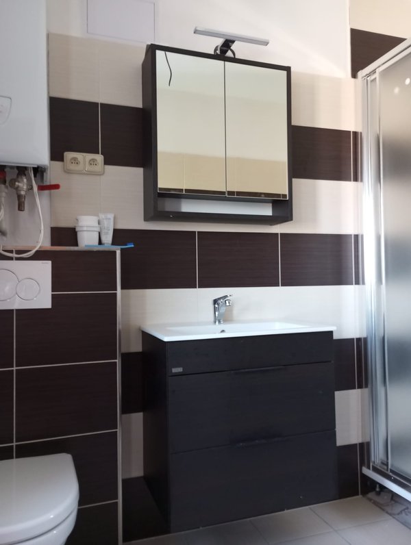 Kompletní koupelna s umyvadlem a závěsným WC — realizace Praha