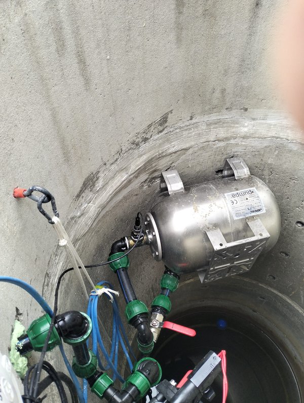 Ponorné čerpadlo s HDPE fittingy v betonové studni — realizace Nymburk